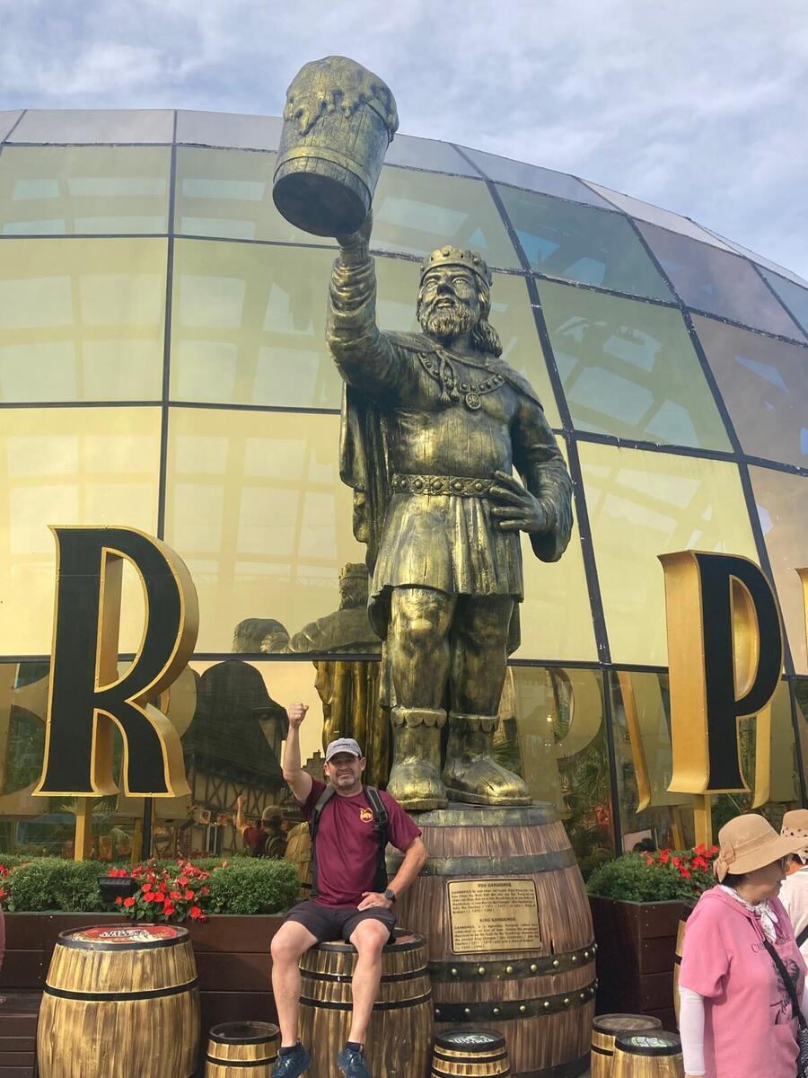 Golden statue of the beer king holding a barrel aloft at the Sun World brew house